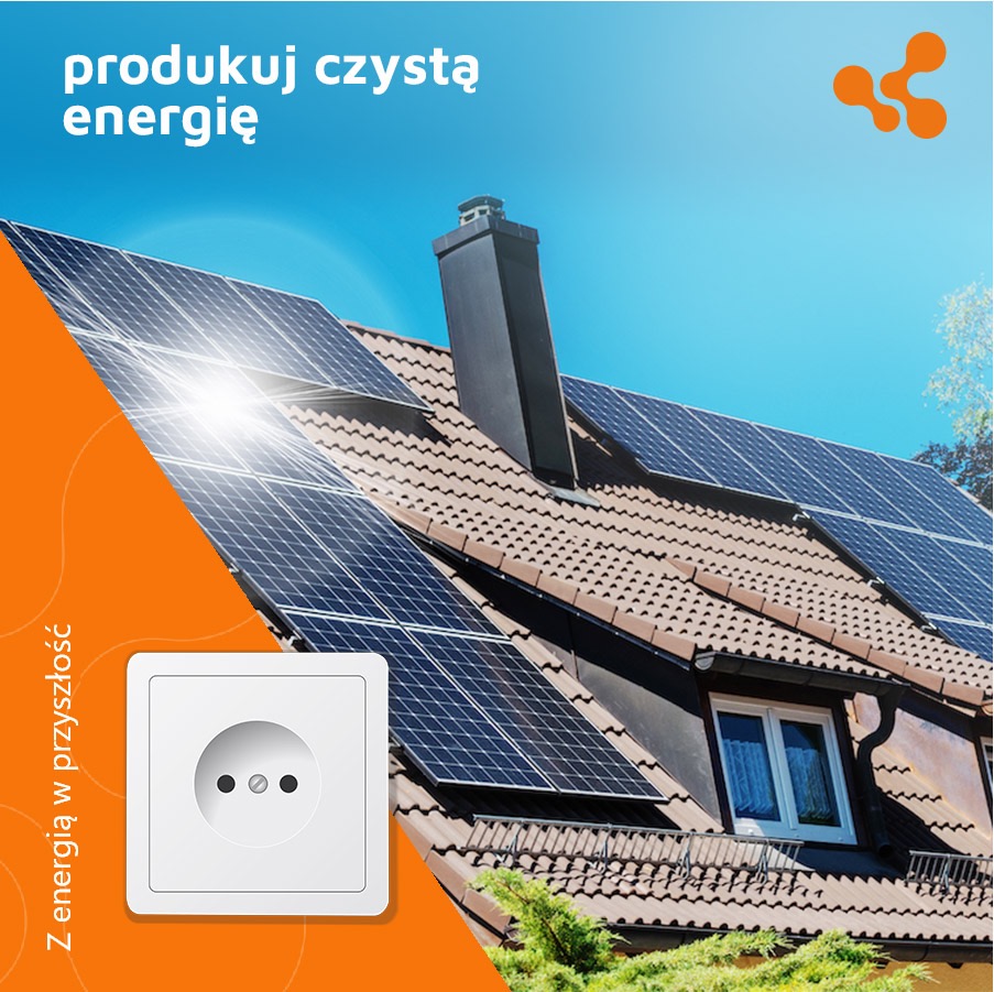 Panele słoneczne na dachu domu jednorodzinnego, z widocznym kominem i oknem, w tle błękitne niebo, w lewym dolnym rogu grafika przedstawiająca białe gniazdko elektryczne na pomarańczowym tle...