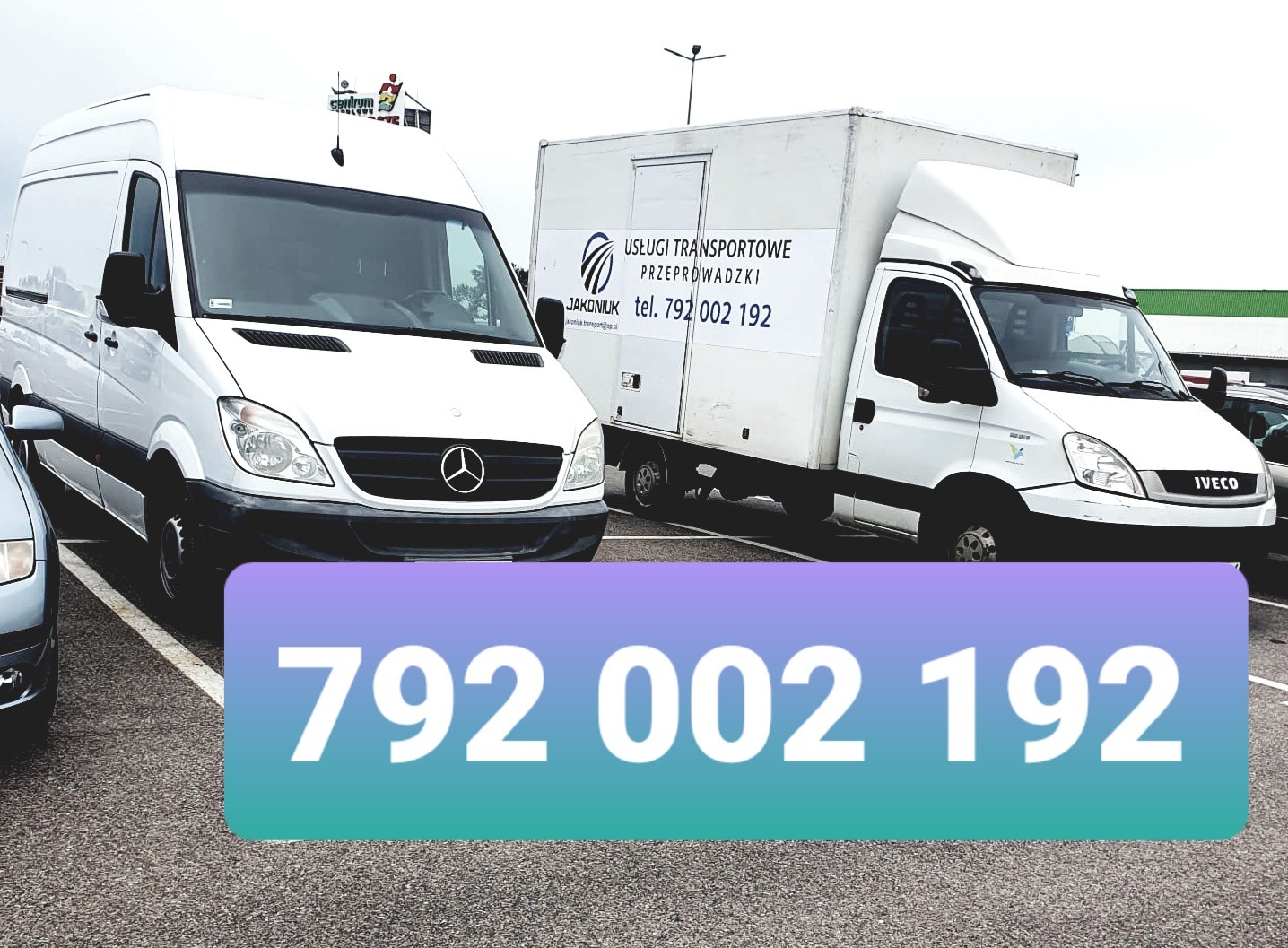 Dwa białe samochody dostawcze (Mercedes Sprinter i Iveco) z nadrukowanym numerem telefonu firmy transportowej na tle parkingu.