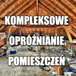 Zagracony strych z drewnianą konstrukcją dachu w Inowrocławiu, przedmioty przygotowane do usunięcia w kartonach, widoczny fotel i różne sprzęty.