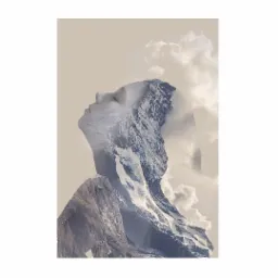 Podwójna ekspozycja: profil kobiety z zamkniętymi oczami nałożony na górski krajobraz z chmurami, tworzący surrealistyczny portret.