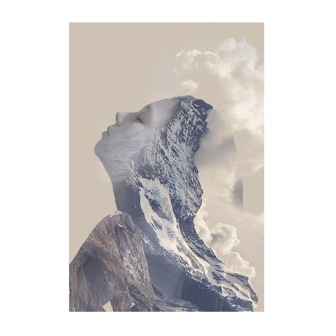 Podwójna ekspozycja: profil kobiety z zamkniętymi oczami nałożony na górski krajobraz z chmurami, tworzący surrealistyczny portret.