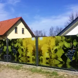 Ogrodzenie szklane domku jednorodzinnego.