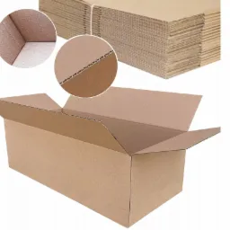 Otwarty karton z tektury falistej na białym tle, obok stos płaskich, niezłożonych pudełek, w lewym górnym rogu powiększenie narożnika i przekroju tektury.