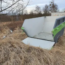 5m&sup3; z otwierana klapą co ułatwia załadunek taczkami, w&oacute;zkami .