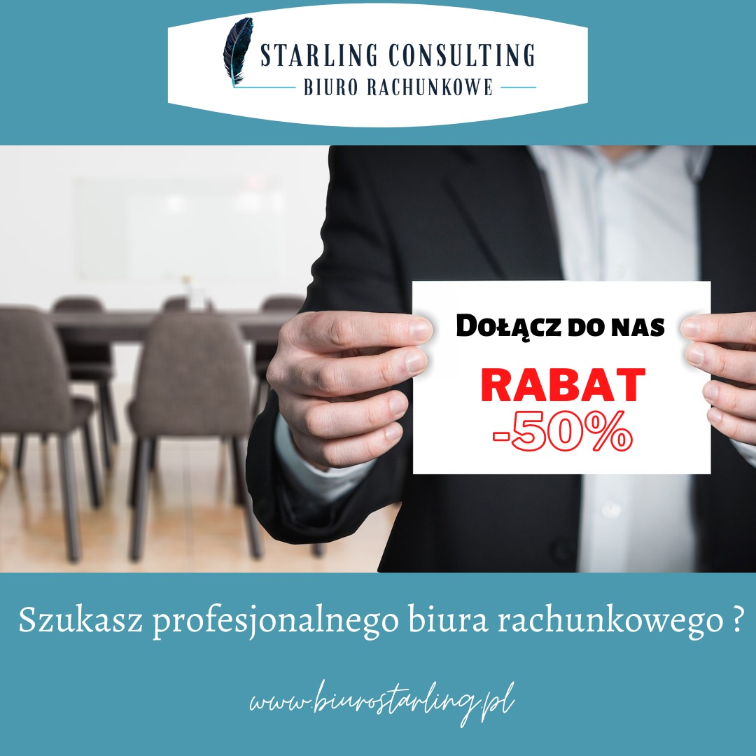 Mężczyzna w garniturze trzyma kartkę z napisem 'Dołącz do nas RABAT -50%', w tle sala konferencyjna i logo firmy.