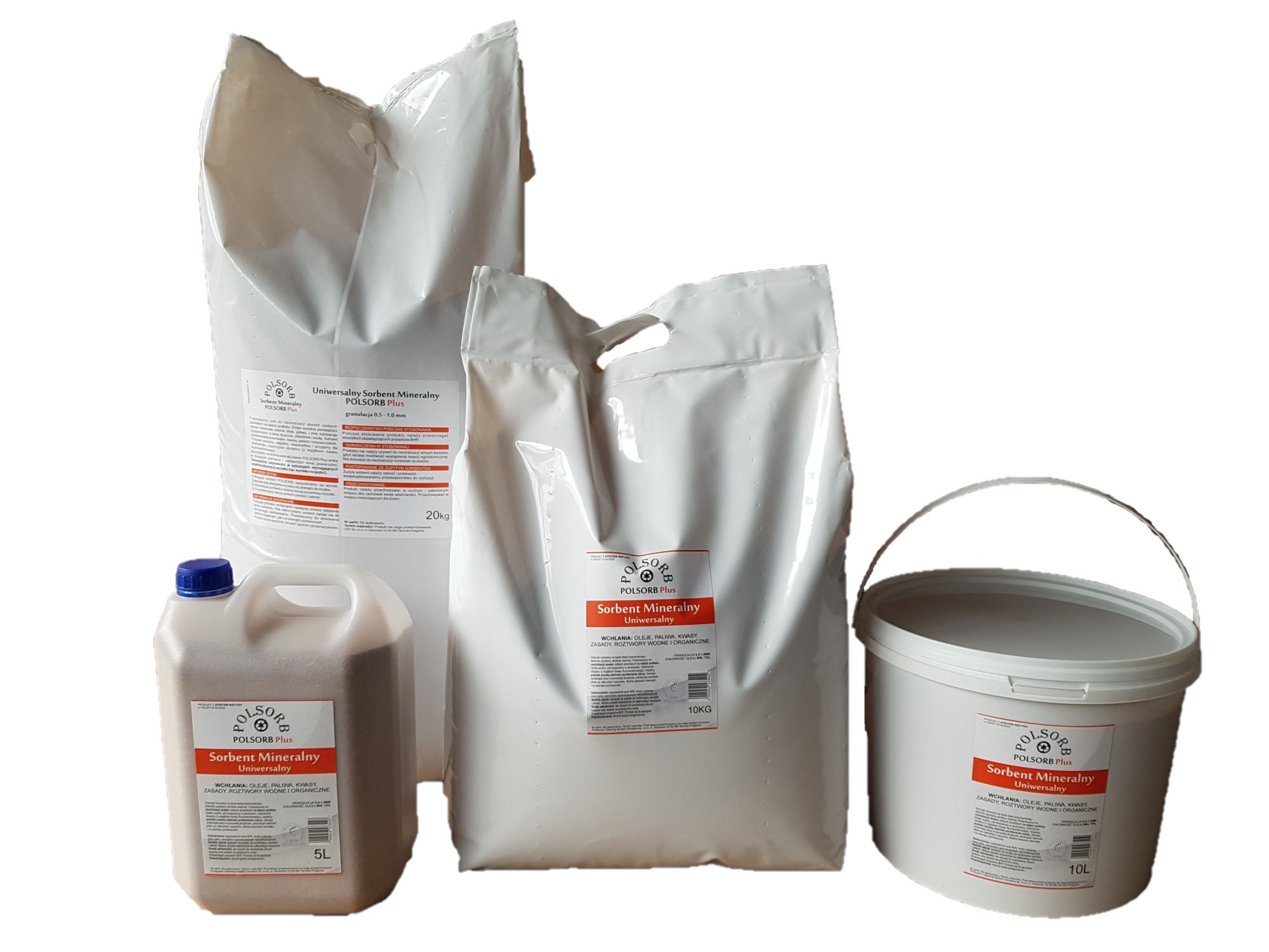 Zdjęcie przedstawia zestaw opakowań mineralnego sorbentu uniwersalnego marki Polsorb Plus: kanister 5L z niebieską zakrętką, wiadro 10L oraz dwa worki foliowe 10kg i 20kg. Opakowania są białe...