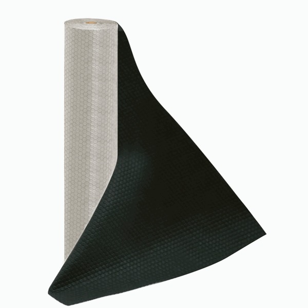 Rolka czarnej maty antypoślizgowej z widoczną fakturą plastra miodu, częściowo rozwinięta na białym tle.