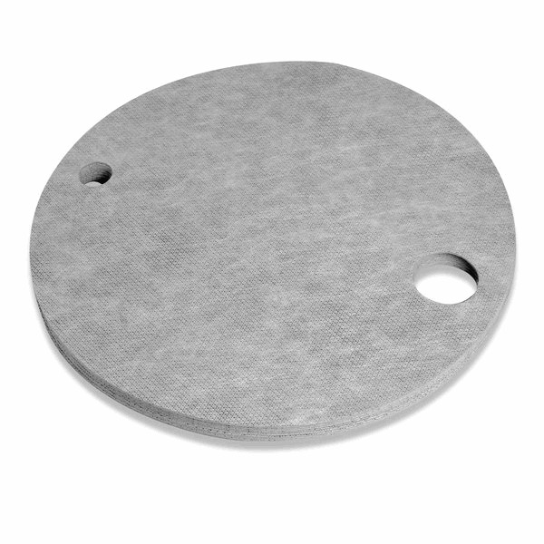 Szary, okrągły filtr z dwoma otworami, ułożony warstwowo na białym tle, widoczne delikatne cieniowanie