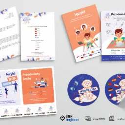 Zestaw materiałów reklamowych dla szkoły językowej, w tym ulotki i naklejki z motywami kosmicznymi i ilustracjami uczniów.