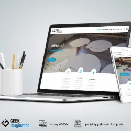 Prezentacja responsywnej strony internetowej LASERujemy.pl na laptopie i smartfonie, z widocznym menu i elementami graficznymi, obok biały pojemnik z ołówkami i linijką.