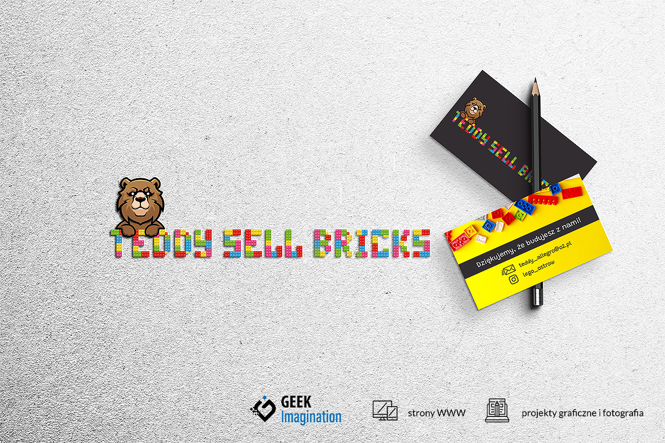 Dwie wizytówki z logo firmy Teddy Sell Bricks, jedna czarna, druga żółta, leżące na teksturowanym białym tle z logo firmy ułożonym z klocków.