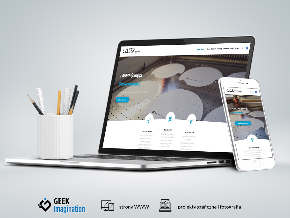 Prezentacja responsywnej strony internetowej LASERujemy.pl na laptopie i smartfonie, z widocznym menu i elementami graficznymi, obok biały pojemnik z ołówkami i linijką.