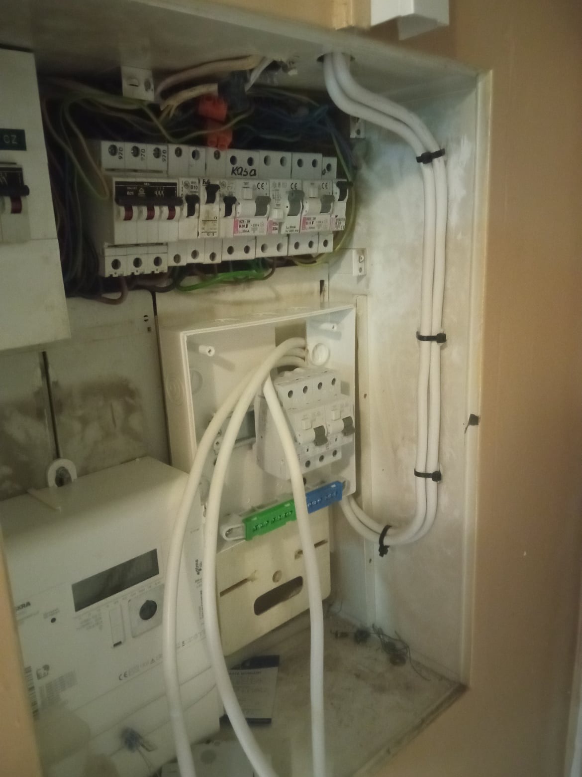 Brak miejsca na nowe obwody? Znajdziemy rozwiązanie tak jak w tym przypadku .Dołożylismy trzy nowe obwody zasilające