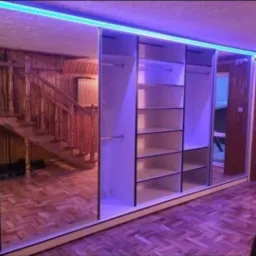 Szafa z lustrem biała czarne dodatki oświetlenie ledowe