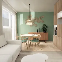 Jasne wnętrze z drewnianymi akcentami: sofa, stół z krzesłami, komoda z dekoracjami, modułowa szafka z oświetleniem LED i logo firmy w prawym dolnym rogu.