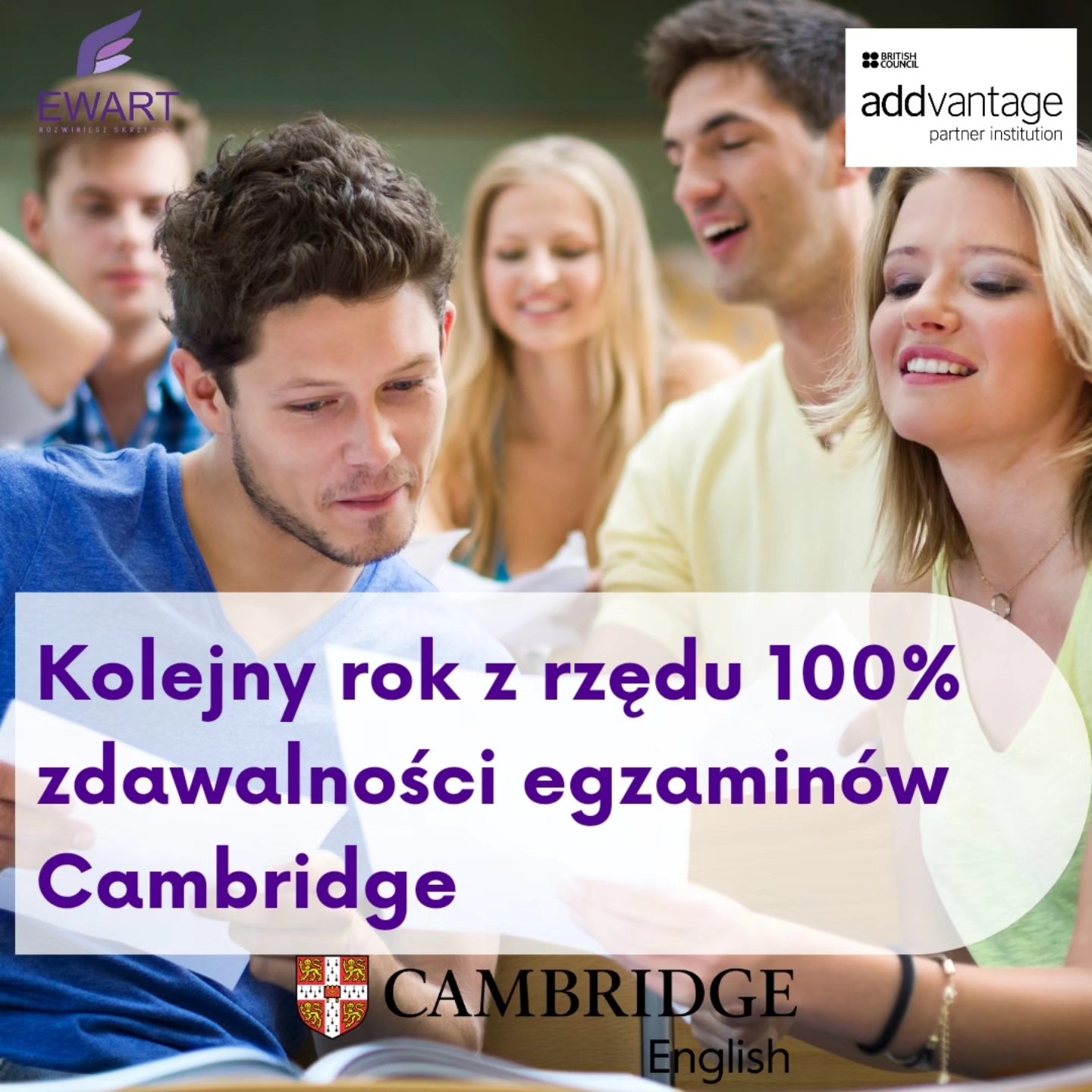 Grupa młodych ludzi, uśmiechniętych i skupionych, przegląda dokumenty z logo Cambridge English oraz informacją o 100% zdawalności egzaminów, z logotypami Ewart i British Council Addvantage w tle.