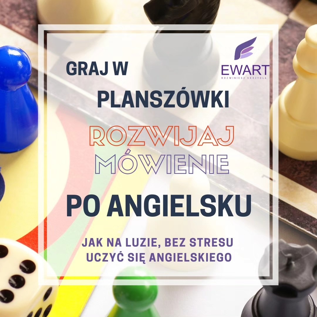 Grafika reklamowa szkoły językowej Ewart, promująca naukę angielskiego poprzez gry planszowe, z widocznymi elementami szachownicy, pionkami i kostką do gry.