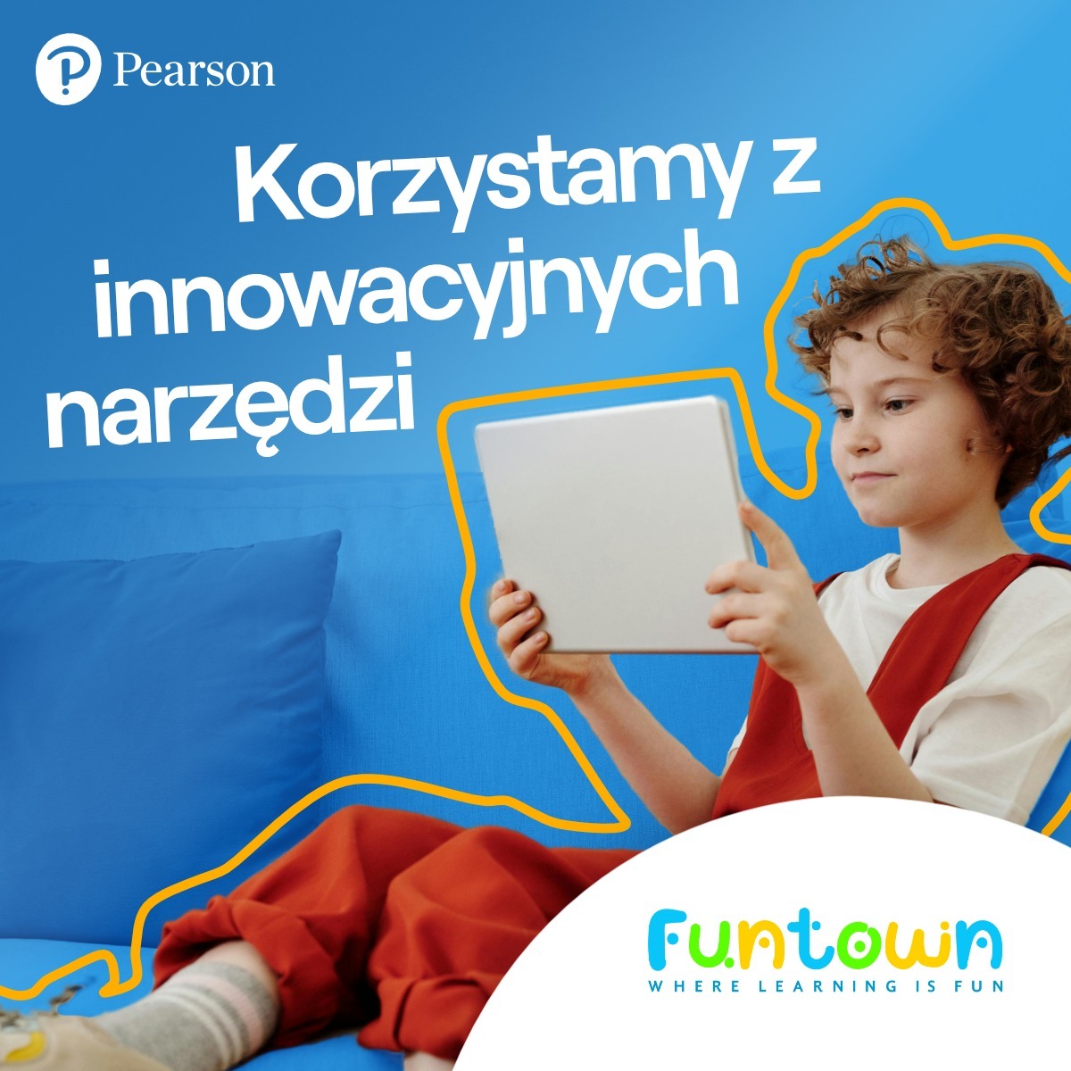 Chłopiec z kręconymi włosami siedzi na niebieskiej kanapie, trzymając tablet i korzystając z innowacyjnych narzędzi edukacyjnych. W tle widoczne logo Pearson i FunTown.