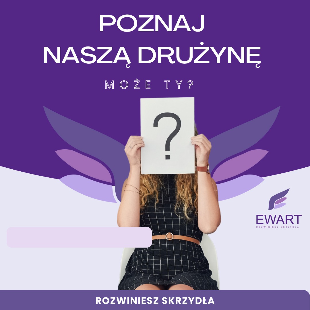 Reklama szkoły językowej: Kobieta siedzi na krześle zasłaniając twarz kartką z pytajnikiem, tekst 'Poznaj naszą drużynę, może Ty?', logo 'Ewart - rozwiniesz skrzydła'.