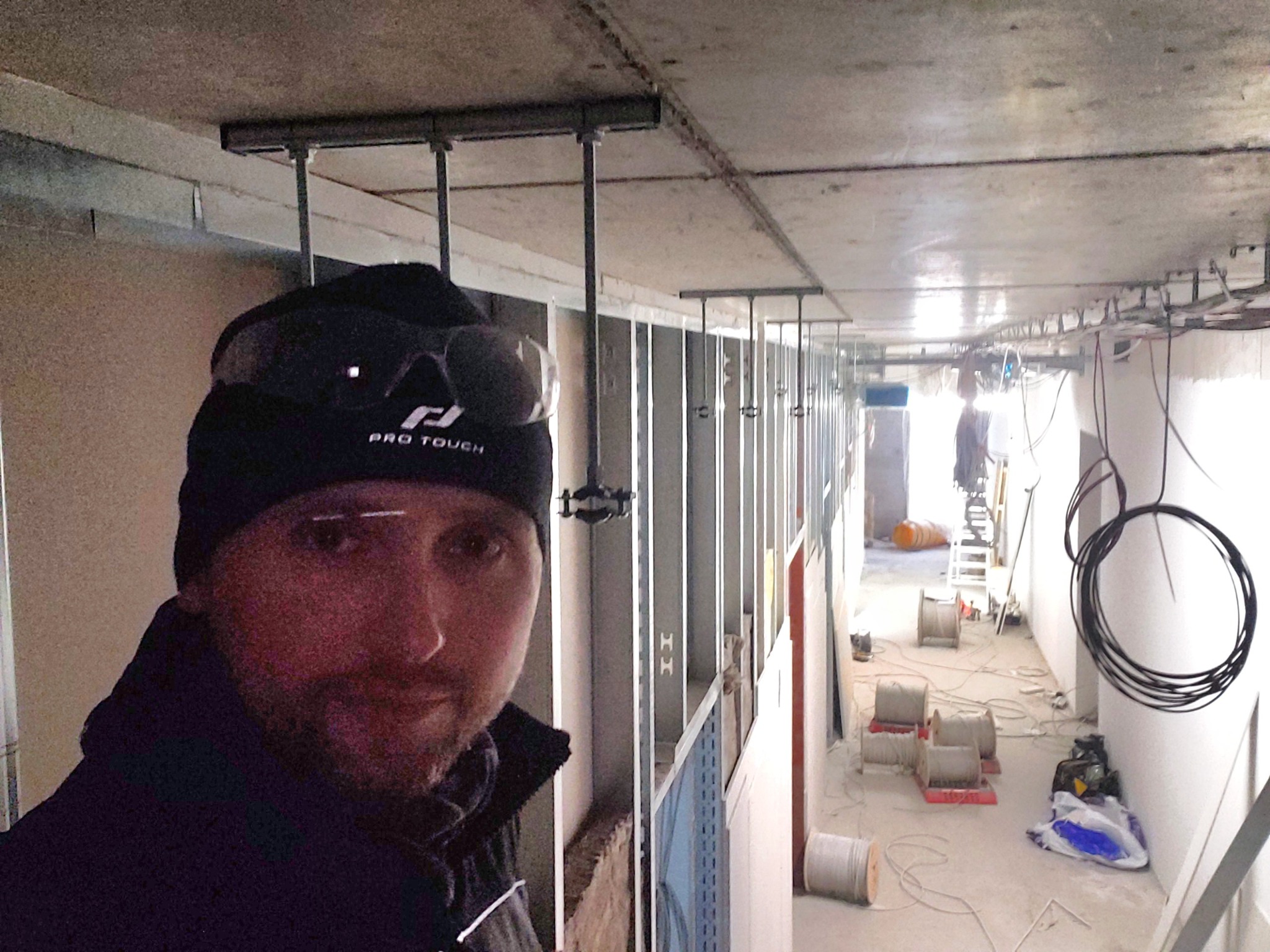 Instalacja wodna, zaciskowa i skręcana, podwieszana w Wurzburg, Niemcy