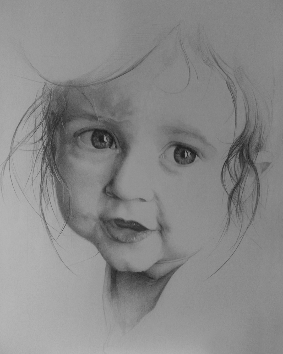 Czarno-biały rysunek portretowy niemowlęcia z delikatnymi włosami i wyrazistym spojrzeniem, wykonany techniką ołówkową na gładkim papierze.