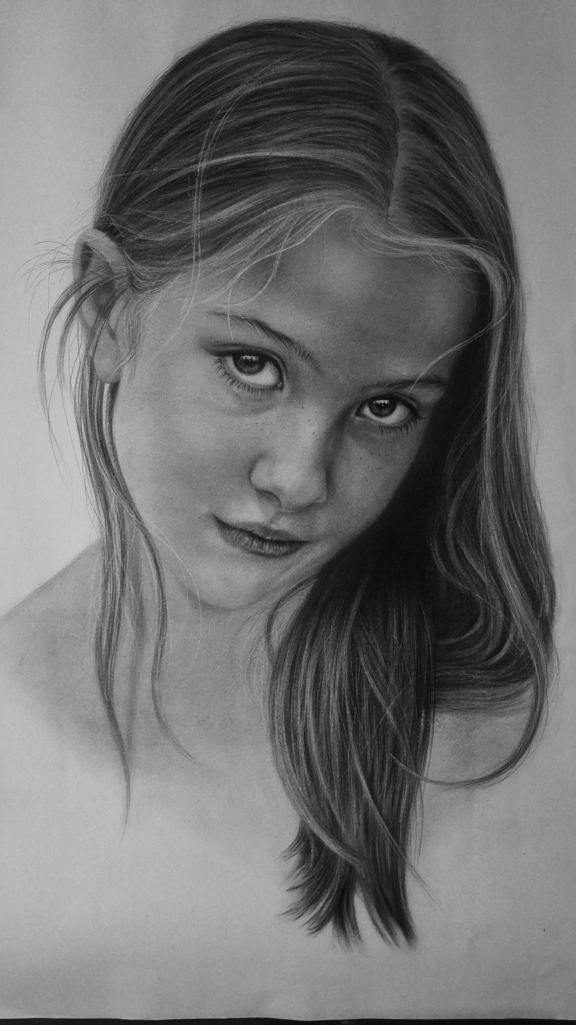 Czarno-biały portret młodej dziewczyny, rysunek wykonany techniką graficzną, z delikatnymi detalami i subtelnym światłocieniem, ukazujący jej spojrzenie i włosy