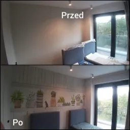 Porównanie 'przed' i 'po' metamorfozy pokoju: od gładkiej, beżowej ściany do ściany z tapetą w motywy roślinne i kota, drewniane panele pionowe, nad łóżkiem z niebieskim zagłówkiem.