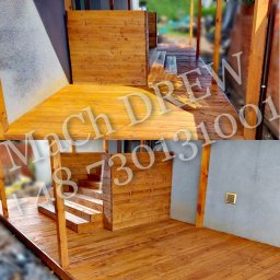 MaCh-DREW - Zadaszony taras z drewna, z widocznymi schodami i słupami nośnymi, wykończony w ciepłym, brązowym odcieniu, przylegający do szarej ściany budynku.