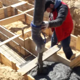 Zalewanie betonem ław fundamentowych budynku