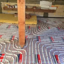 Montaż ogrzewania podłogowego w domu jednorodzinnym