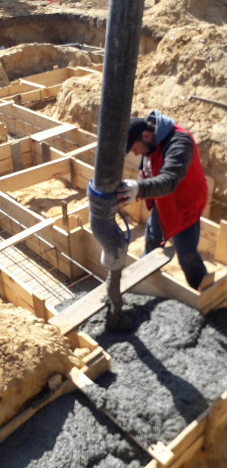 Zalewanie betonem ław fundamentowych budynku