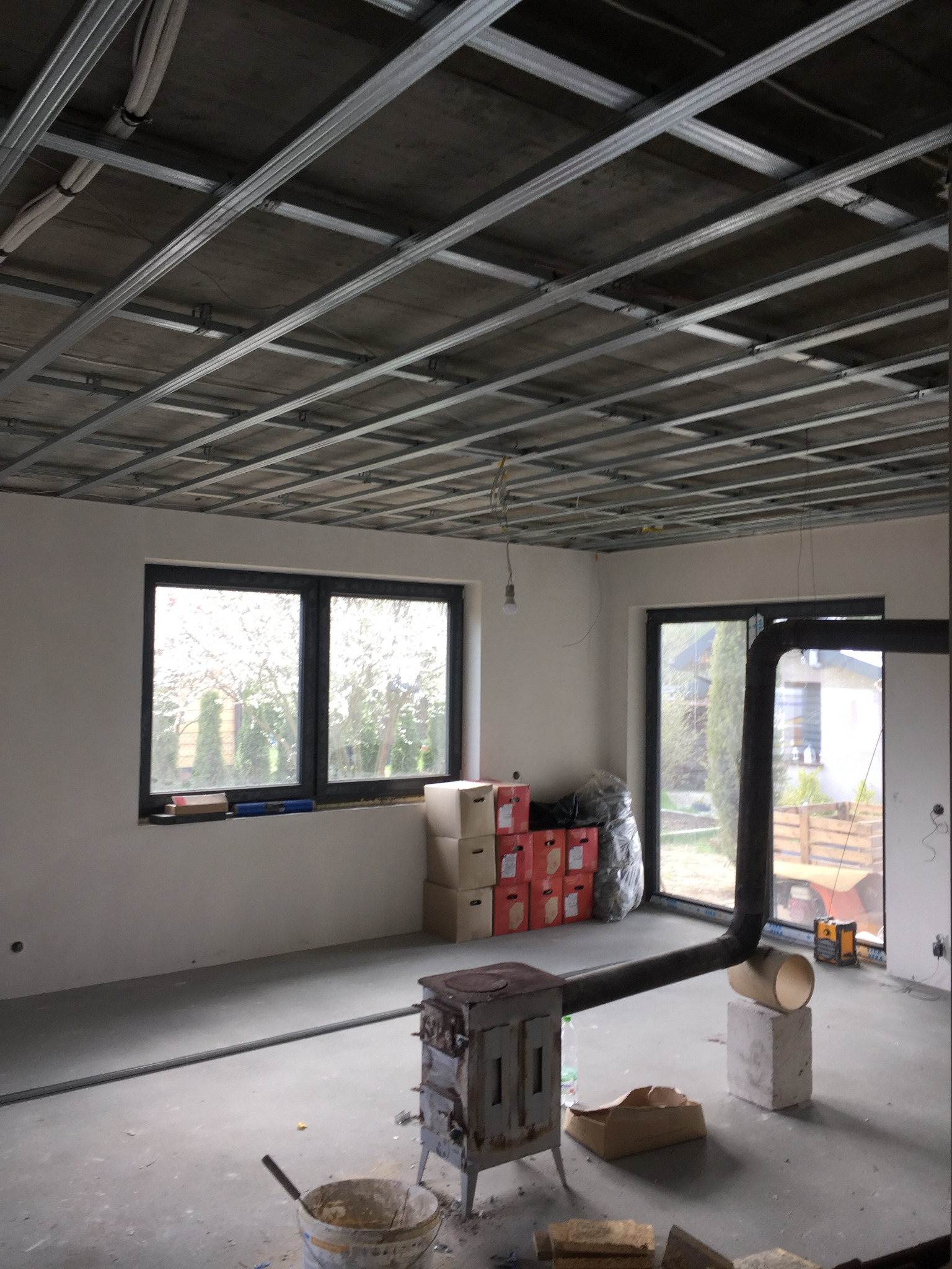 Montaż sufitów podwieszanych na stelażu