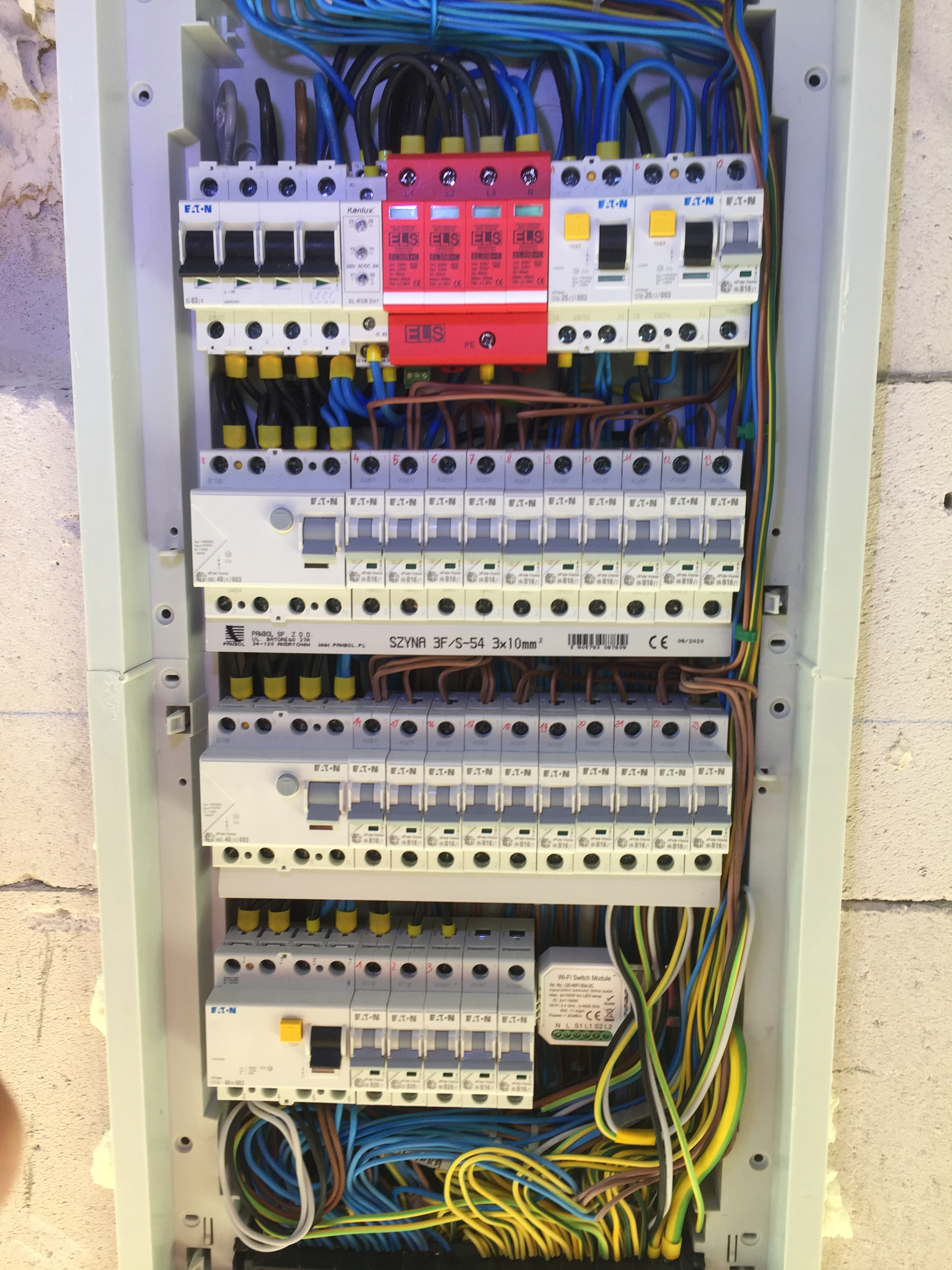 Kompleksowy montaż instalacji elektrycznej w nowym budynku