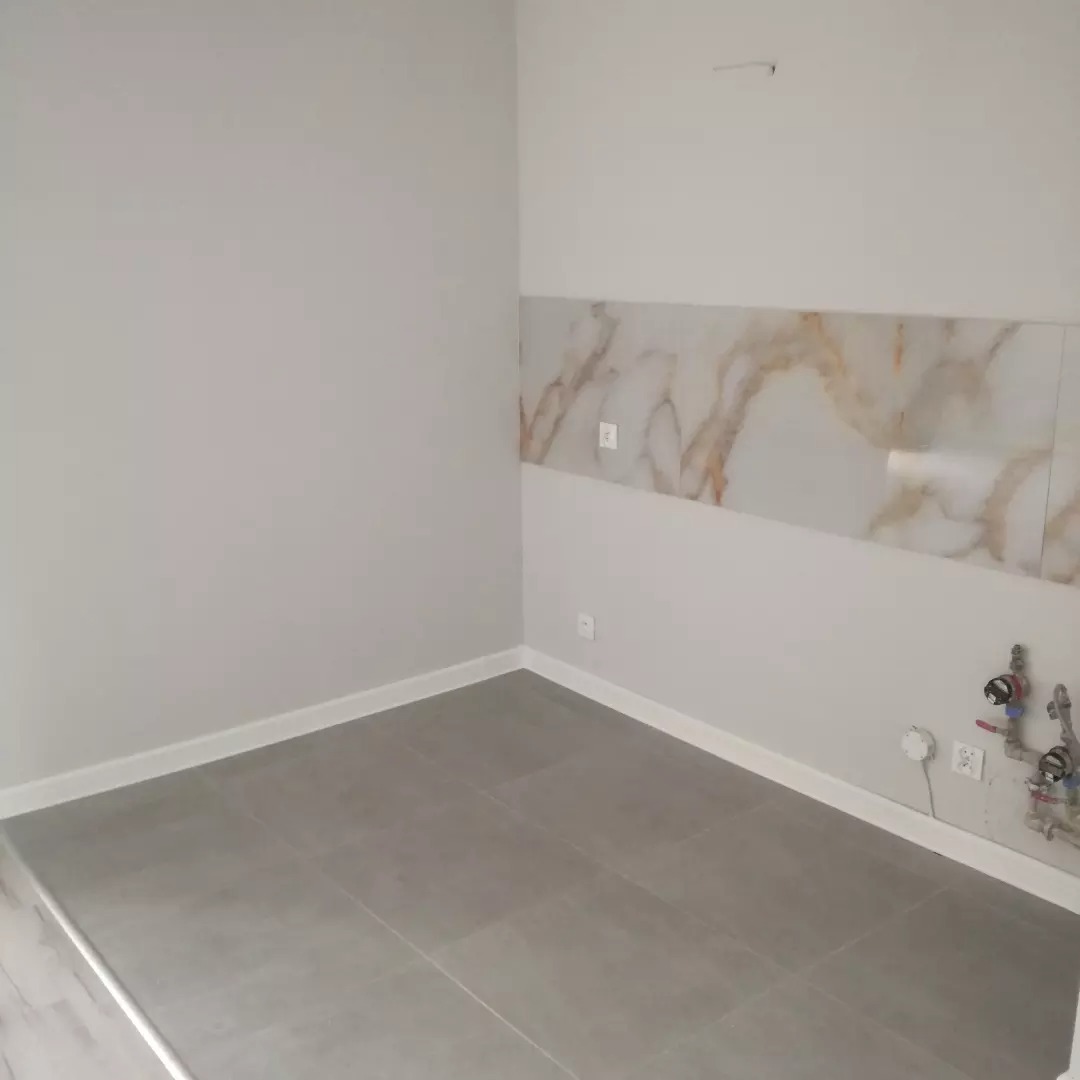 Miejsce na Kuchnie. Na podłodze gres 60x60 na pasie roboczym miedzy szafkami gres 60x120 Na zdjęciu efekt finalny.