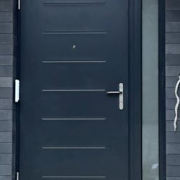 Drzwi firmy Hormann w kolorzez antracyt z naświetlem bocznym