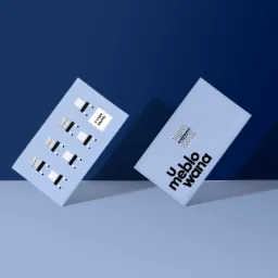 Dwie jasnoniebieskie wizytówki firmy meblowej 'U meblowana' na ciemnoniebieskim tle; jedna z grafiką ośmiu krzeseł i napisem '8 Kawa gratis', druga z logo firmy.