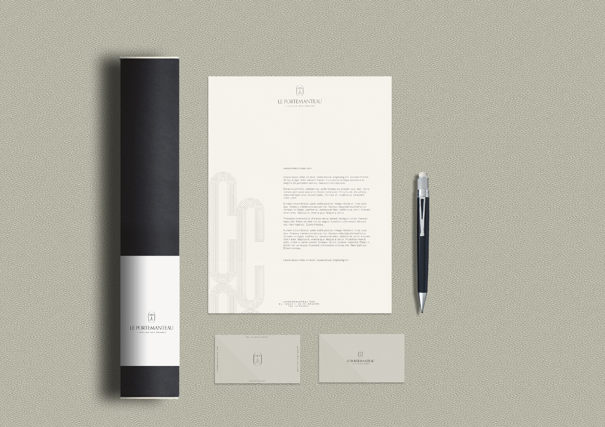 Zestaw identyfikacji wizualnej: papier firmowy z logo, wizytówki, tuba z logo firmy oraz elegancki długopis na teksturowanym tle. Minimalistyczny design.