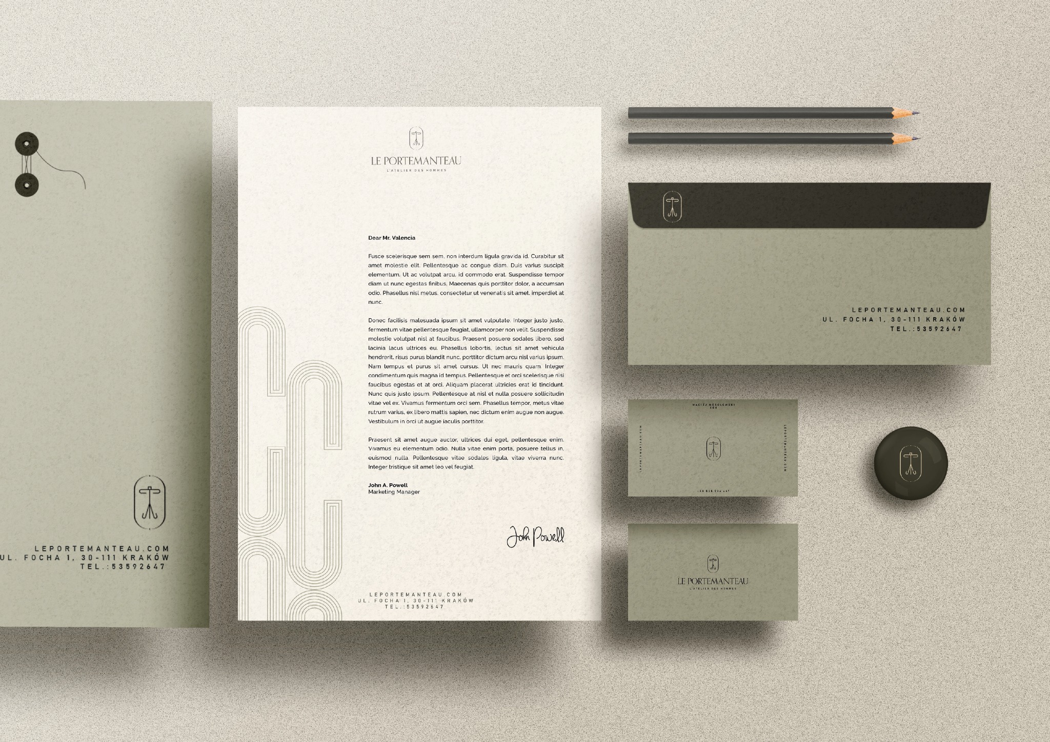 Elegancki zestaw papeterii firmowej z logo 'Le Portemanteau' na jasnym tle: list, koperta, wizytówki, ołówki i pieczątka. Minimalistyczny design i stonowana kolorystyka.