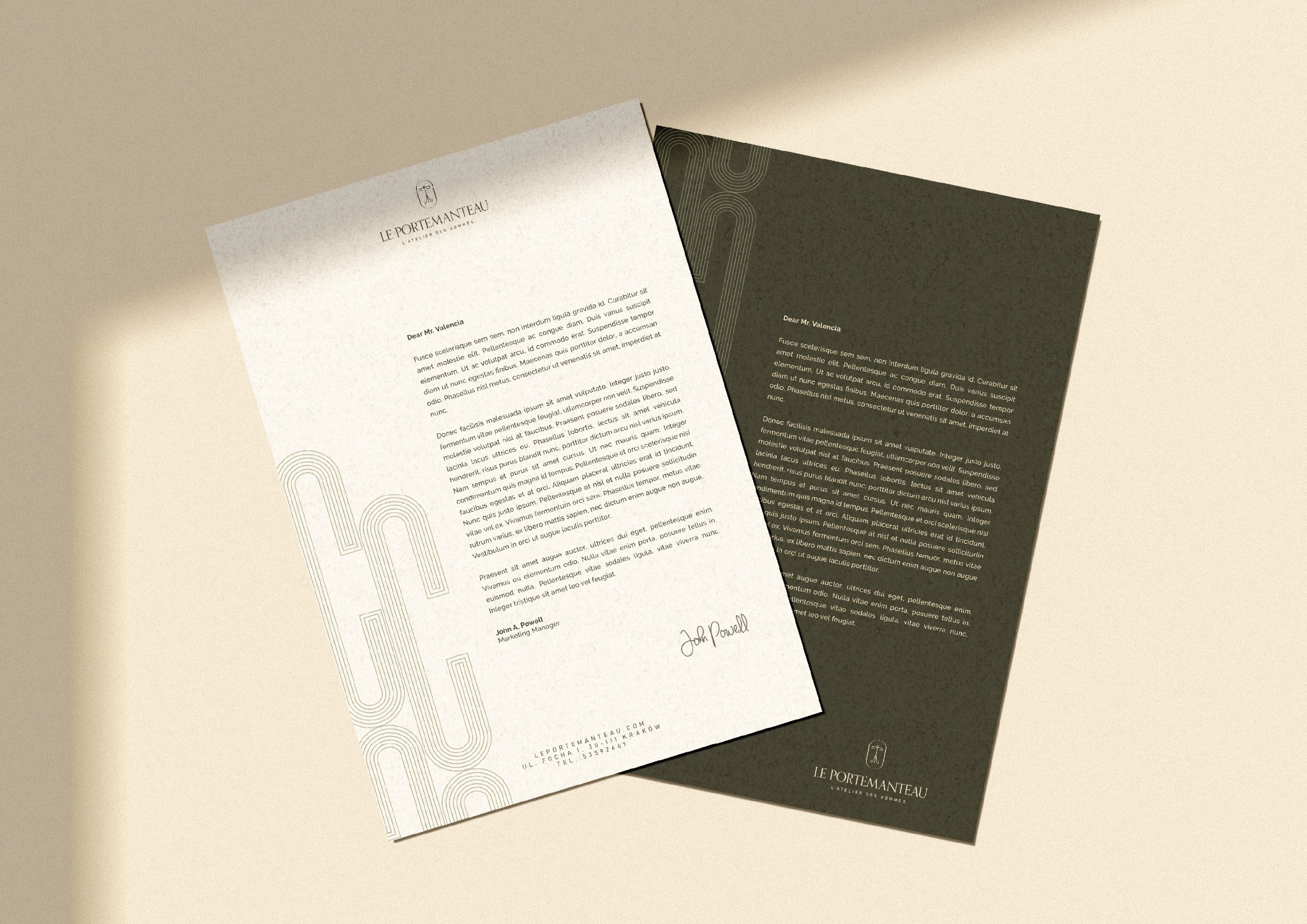 Elegancki papier firmowy z logo 'Le Portemanteau' w odcieniach beżu i ciemnej zieleni, prezentujący profesjonalny design i dbałość o detale. Widoczne dane kontaktowe.