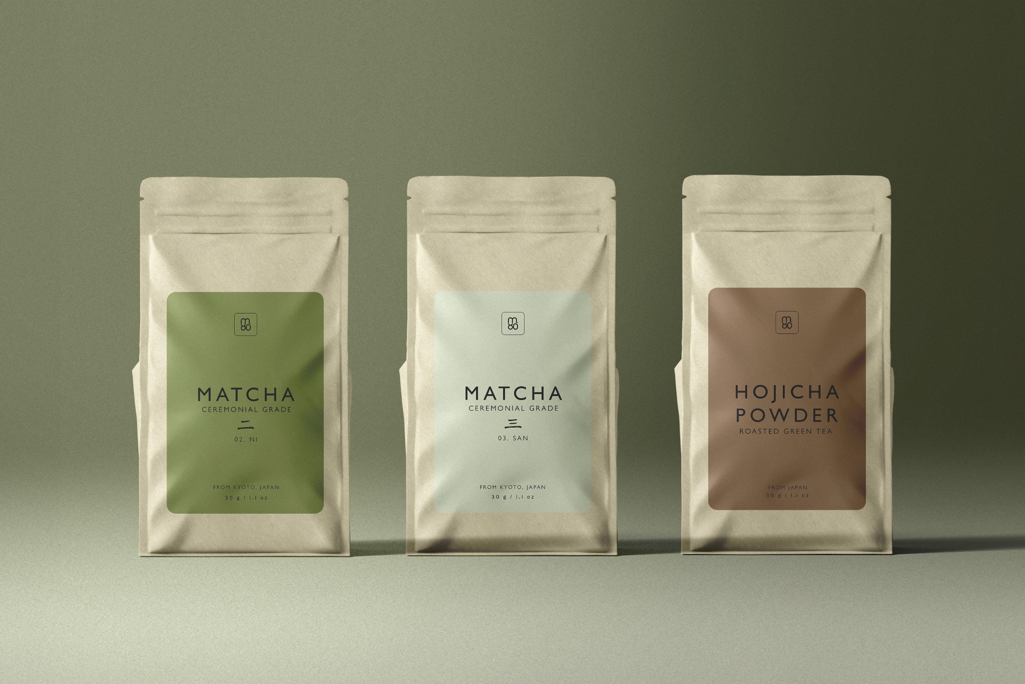 Trzy torebki z herbatą Matcha i Hojicha w minimalistycznym stylu, z etykietami w odcieniach zieleni i brązu, na jednolitym tle. Elegancki design opakowań.