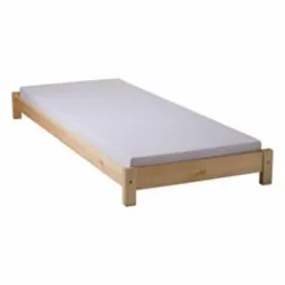 Proste, drewniane ł&oacute;żko z jasnego drewna z białym materacem, widoczne z perspektywy lekko z g&oacute;ry.