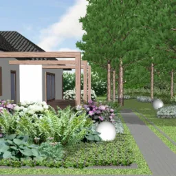 Wizualizacja ogrodu z hortensjami, paprociami i kulistymi lampami wzdłuż ścieżki, na tle domu z drewnianą pergolą i wysokich drzew.