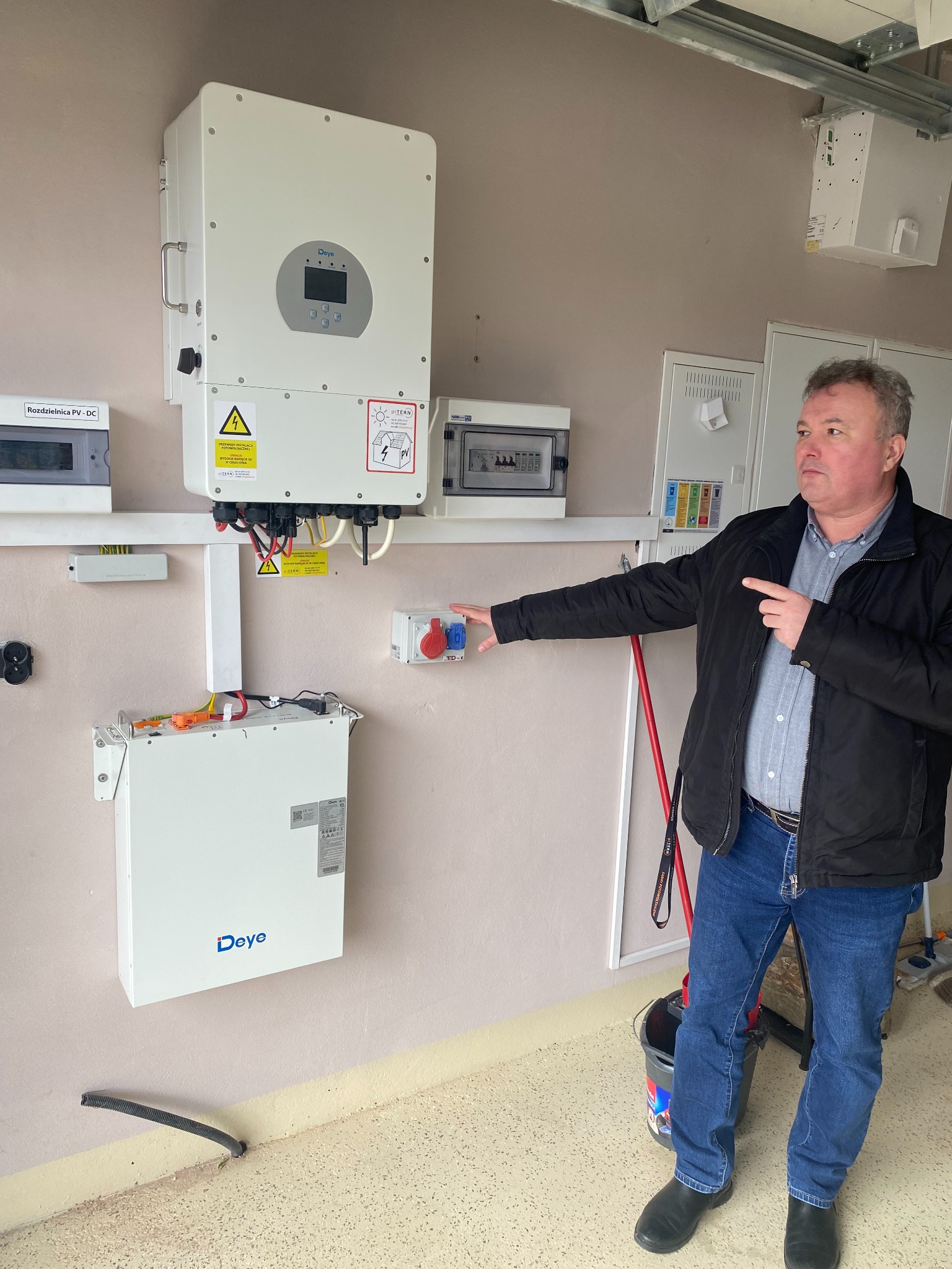 59-800 Lubań 01.2025 Roku Inwerter Hybrydowy Deye 10 Kw pod Nim Magazyn Deye 5 Kw