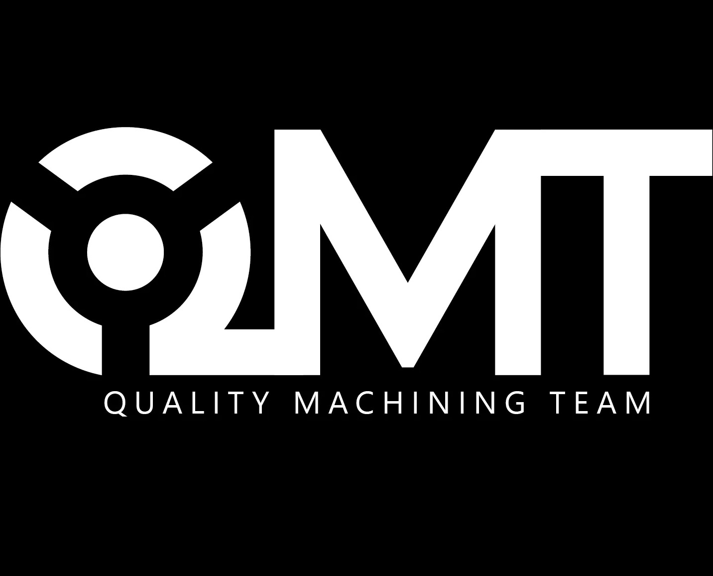 Białe logo firmy QMT (Quality Machining Team) na czarnym tle, z stylizowaną literą Q zawierającą okrąg i trzy ramiona, połączoną z literami MT.