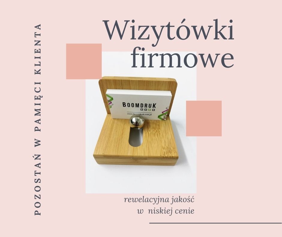 Stojak bambusowy z wizytówkami firmy Boomdruk, metalowa kulka przytrzymująca karty, pastelowe tło z tekstem reklamowym.