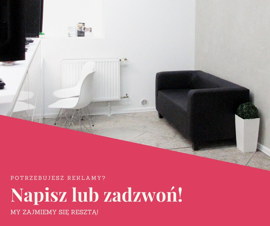 Minimalistyczne wnętrze biura z czarną sofą, białą doniczką z rośliną, krzesłem i grzejnikiem, uzupełnione o tekst reklamowy na różowym tle w dolnej części zdjęcia.