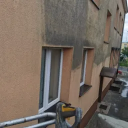 Czyszczenie brudnej elewacji.
