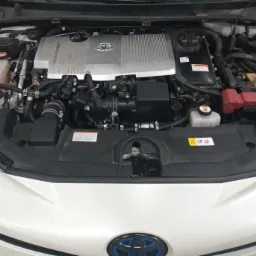 Silnik hybrydowy Toyoty po przeglądzie w warsztacie w Warszawie, widoczne elementy instalacji.