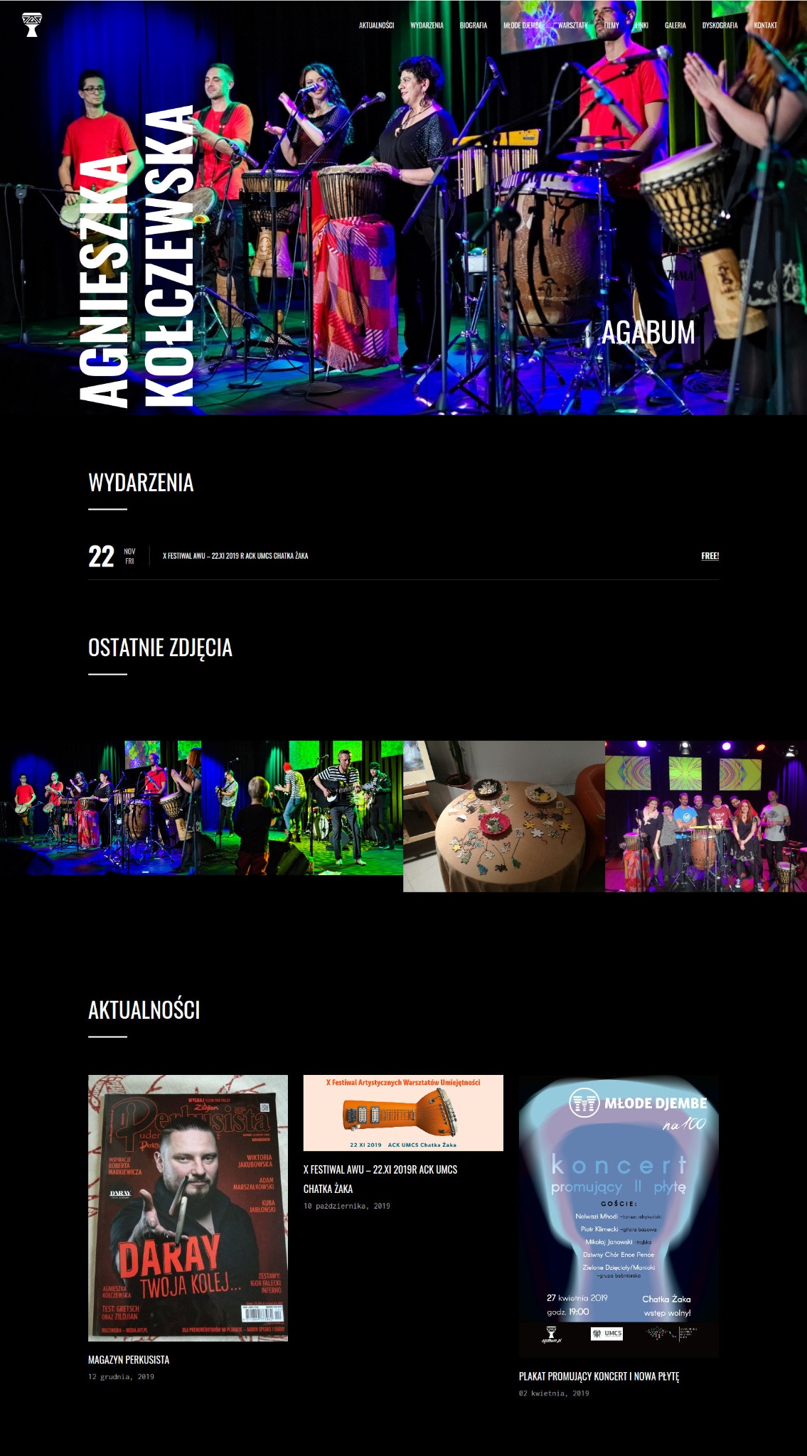 Zespół muzyczny Agabum podczas występu na scenie, czterech muzyków gra na bębnach djembe i instrumentach perkusyjnych, oświetlenie sceniczne