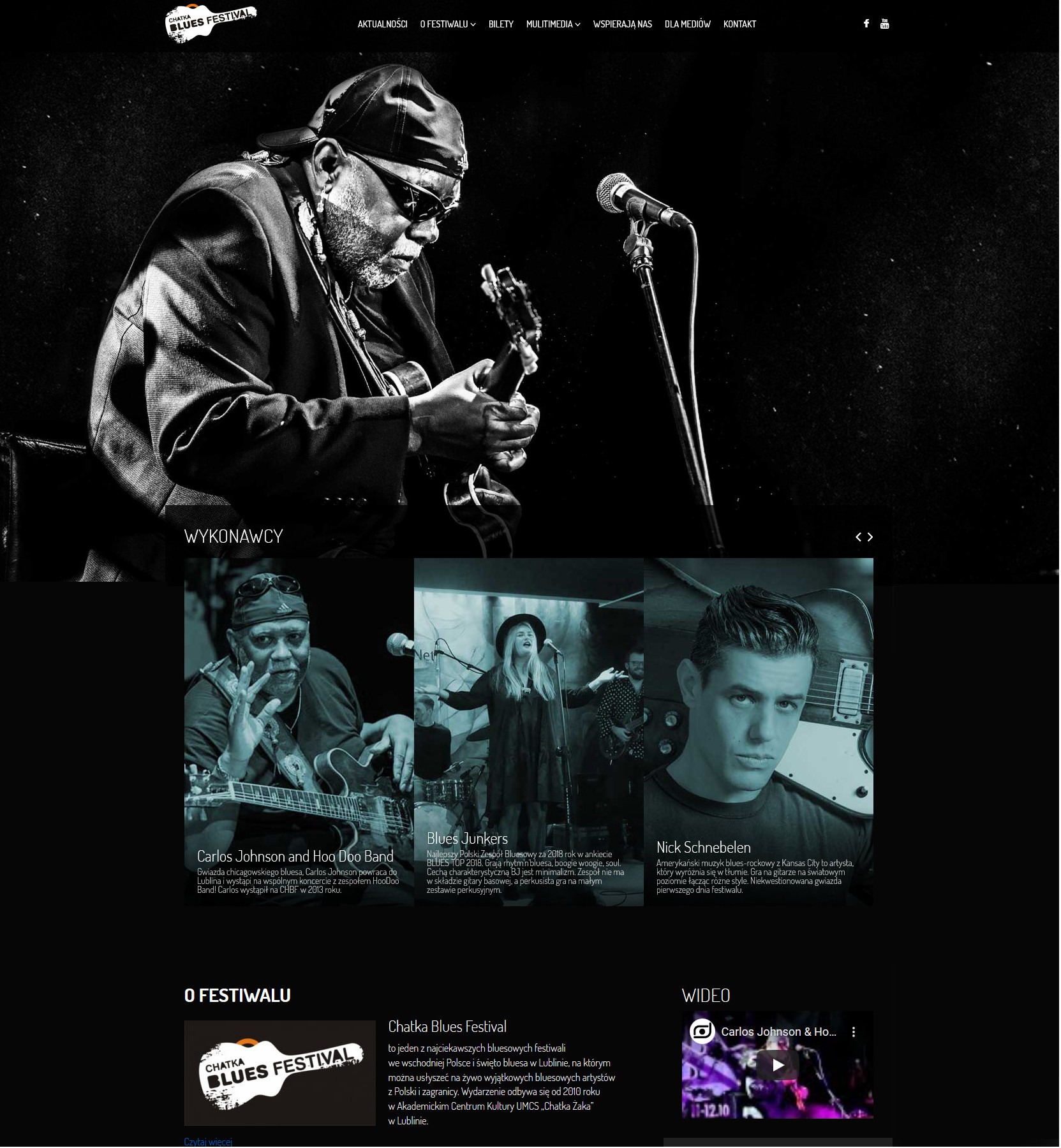 Czarno-białe zdjęcie strony internetowej festiwalu bluesowego Chatka Blues Festival, prezentujące sekcję 'Wykonawcy' z wizerunkami muzyków i logo festiwalu w lewym dolnym rogu.